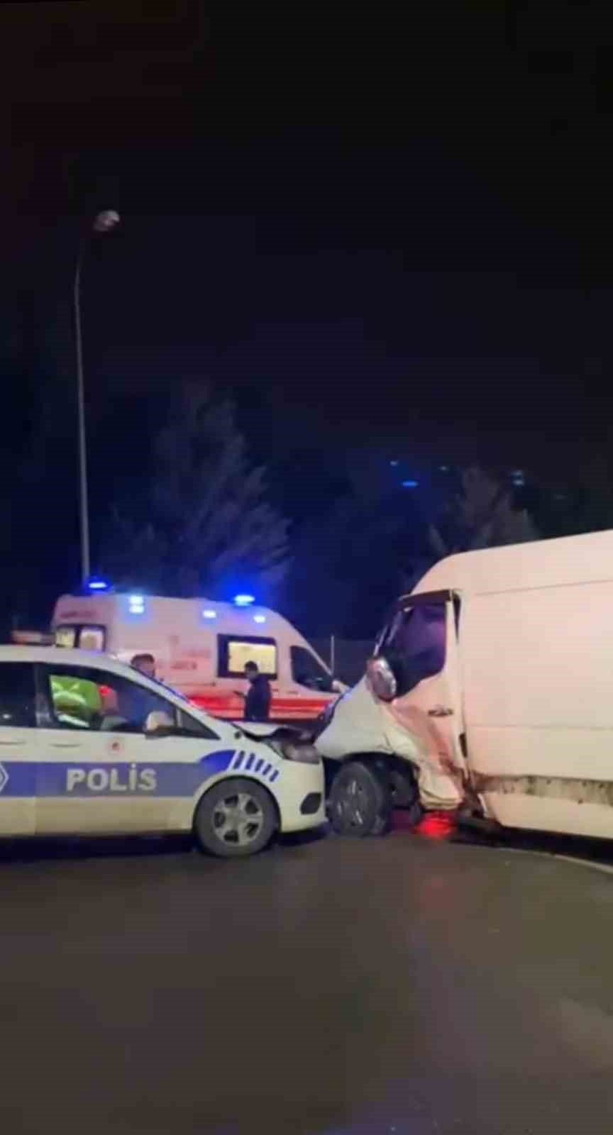 Sultanbeyli’de polis aracı ile otomobil çarpıştı: 3 yaralı