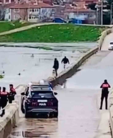 Polisi göre göre tehlikeli köprüden geçtiler: Suya düşme tehlikesi atlattılar