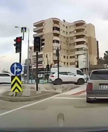 Bursa’da trafikte kameraya yansıyan küçük jest yürekleri ısıttı