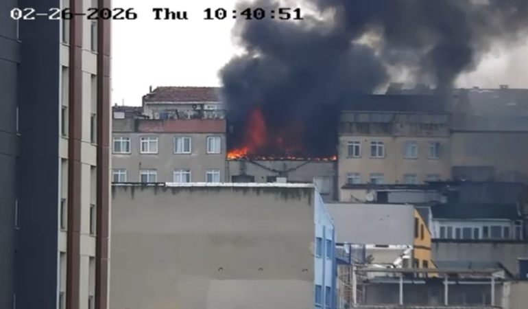 Zeytinburnu’nda 6 katlı binadan alevler yükseldi