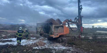 Sondaj çalışması yapan araç cayır cayır yandı