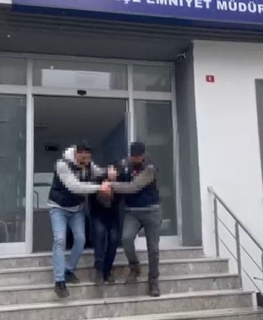 Eşini, çocuklarının gözü önünde bıçaklayarak öldüren adam adliyeye sevk edildi