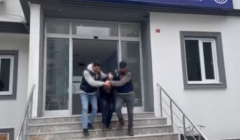 Eşini, çocuklarının gözü önünde bıçaklayarak öldüren adam adliyeye sevk edildi