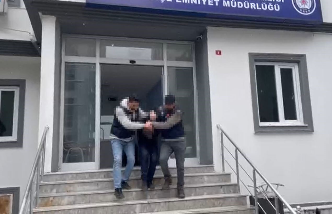 Eşini, çocuklarının gözü önünde bıçaklayarak öldüren adam adliyeye sevk edildi