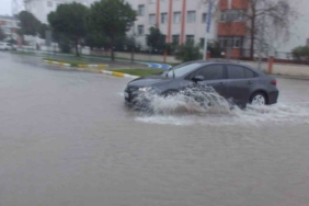 Burhaniye de sağanak yağmur yolları göle çevirdi