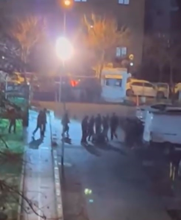 Beyoğlu’nda iki grup tekme tokat birbirine girdi