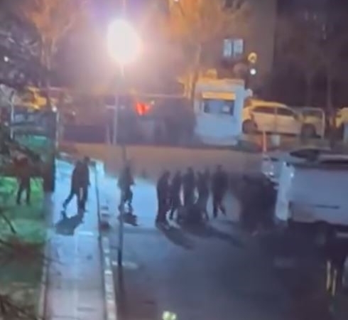 Beyoğlu’nda iki grup tekme tokat birbirine girdi