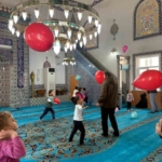 ’Maarifin Kalbinde Ramazan’ etkinliğinde minikler camiye götürüldü