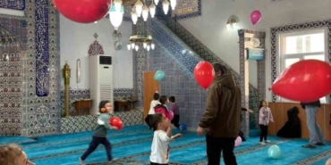 ’Maarifin Kalbinde Ramazan’ etkinliğinde minikler camiye götürüldü