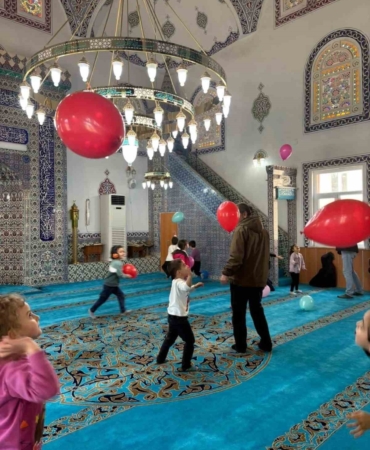 ’Maarifin Kalbinde Ramazan’ etkinliğinde minikler camiye götürüldü