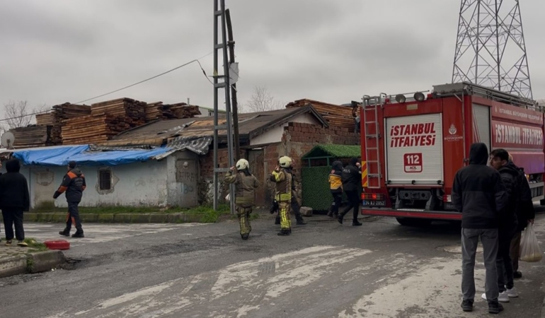Başakşehir’de 3 katlı binanın çatısı alev alev yandı