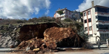 Dursunbey’de dev kaya parçası yola düştü