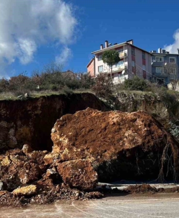 Dursunbey’de dev kaya parçası yola düştü