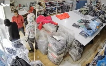 Zorla para isteyen yüzü maskeli şahısları tokatla kovdu