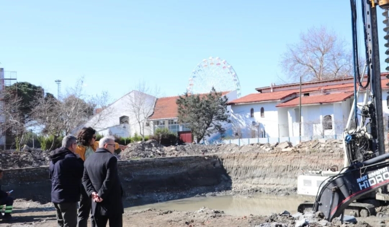 Edremit’te yapımı süren okul inşaatında inceleme