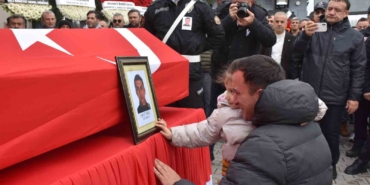 Son veda yürek yaktı: Küçük kız babasını tebessümle uğurladı
