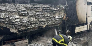 Hamsi yüklü tır alevlere teslim oldu: Dorse kullanılamaz hale geldi