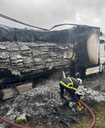 Hamsi yüklü tır alevlere teslim oldu: Dorse kullanılamaz hale geldi