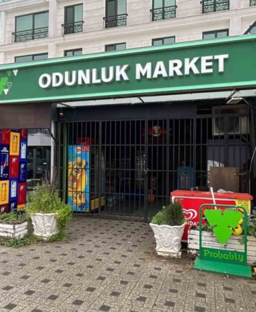 Bursa’da para üstü kavgası kamerada: Market savaş alanına döndü