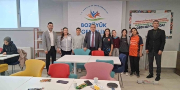 Kaymakam Öztürk Bozüyük Gençlik ve Spor Merkezi’nde öğrencilerle buluştu