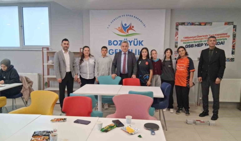 Kaymakam Öztürk Bozüyük Gençlik ve Spor Merkezi’nde öğrencilerle buluştu