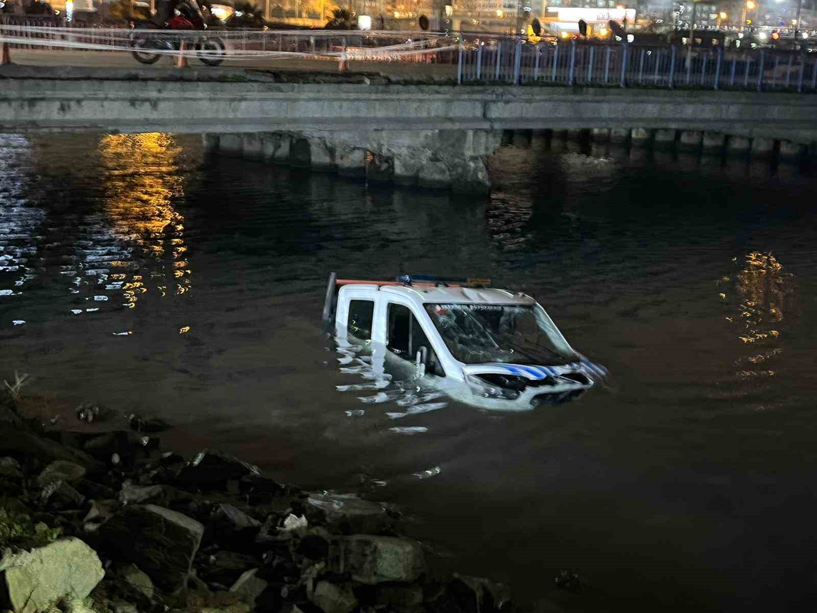 Bakırköy’de İBB’ye ait zabıta aracı denize düştü
