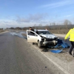 Otomobil refüj başı yön tabelasına çarptı