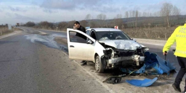 Otomobil refüj başı yön tabelasına çarptı