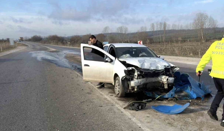 Otomobil refüj başı yön tabelasına çarptı