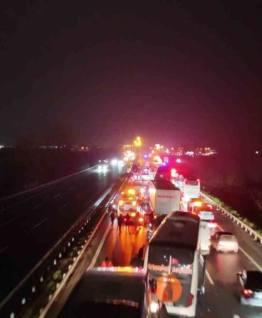 Sakarya’da 16 aracın karıştığı zincirleme kazada 4’ü ağır 13 yaralı: Olay yeri böyle görüntülendi