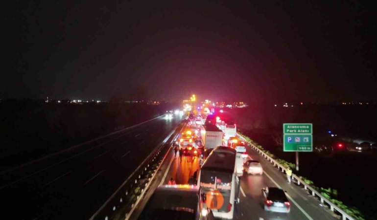 Sakarya’da 16 aracın karıştığı zincirleme kazada 4’ü ağır 13 yaralı: Olay yeri böyle görüntülendi