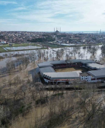 Sular altında kalan Sarayiçi güreş alanında su seviyesi düşüyor