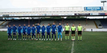 Rakip maça çıkmayınca kendi aralarında çift kale maç yaptılar