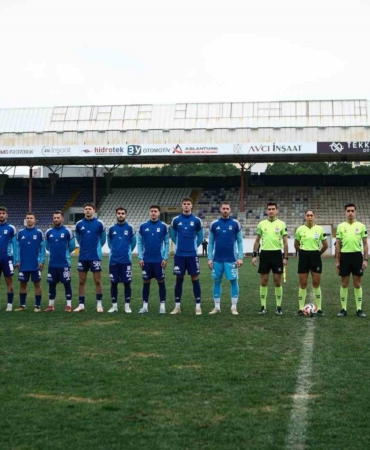 Rakip maça çıkmayınca kendi aralarında çift kale maç yaptılar