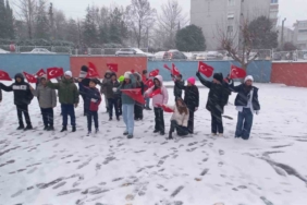 Kar ile bayraklar birleşti, okullar kırmızı-beyaza büründü