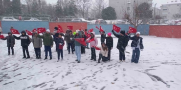 Kar ile bayraklar birleşti, okullar kırmızı-beyaza büründü