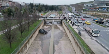 Küçükçekmece’de kazaya karışan araç, dereye uçtu