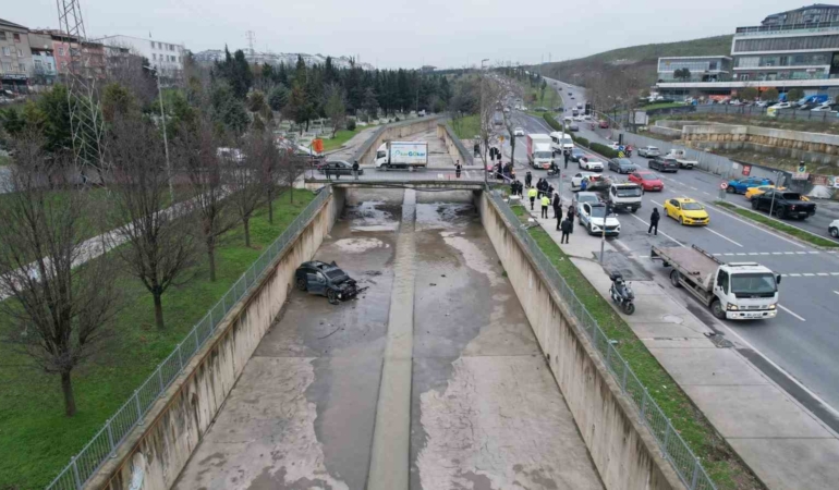 Küçükçekmece’de kazaya karışan araç, dereye uçtu