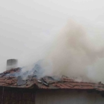 Sındırgı’da bitişik iki ev alevlere teslim oldu: 1 yaralı