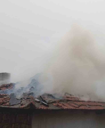 Sındırgı’da bitişik iki ev alevlere teslim oldu: 1 yaralı