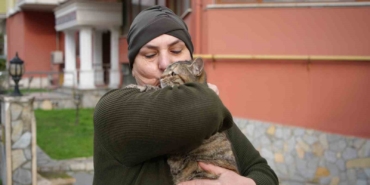 20 yıldır sokak kedilerine annelik yapıyor: "Sadece sevgi istiyorlar"