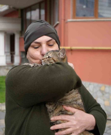 20 yıldır sokak kedilerine annelik yapıyor: "Sadece sevgi istiyorlar"