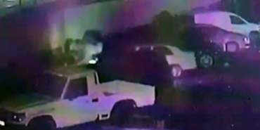 Isınmak için yaktığı ateş 5 aracı küle çevirdi