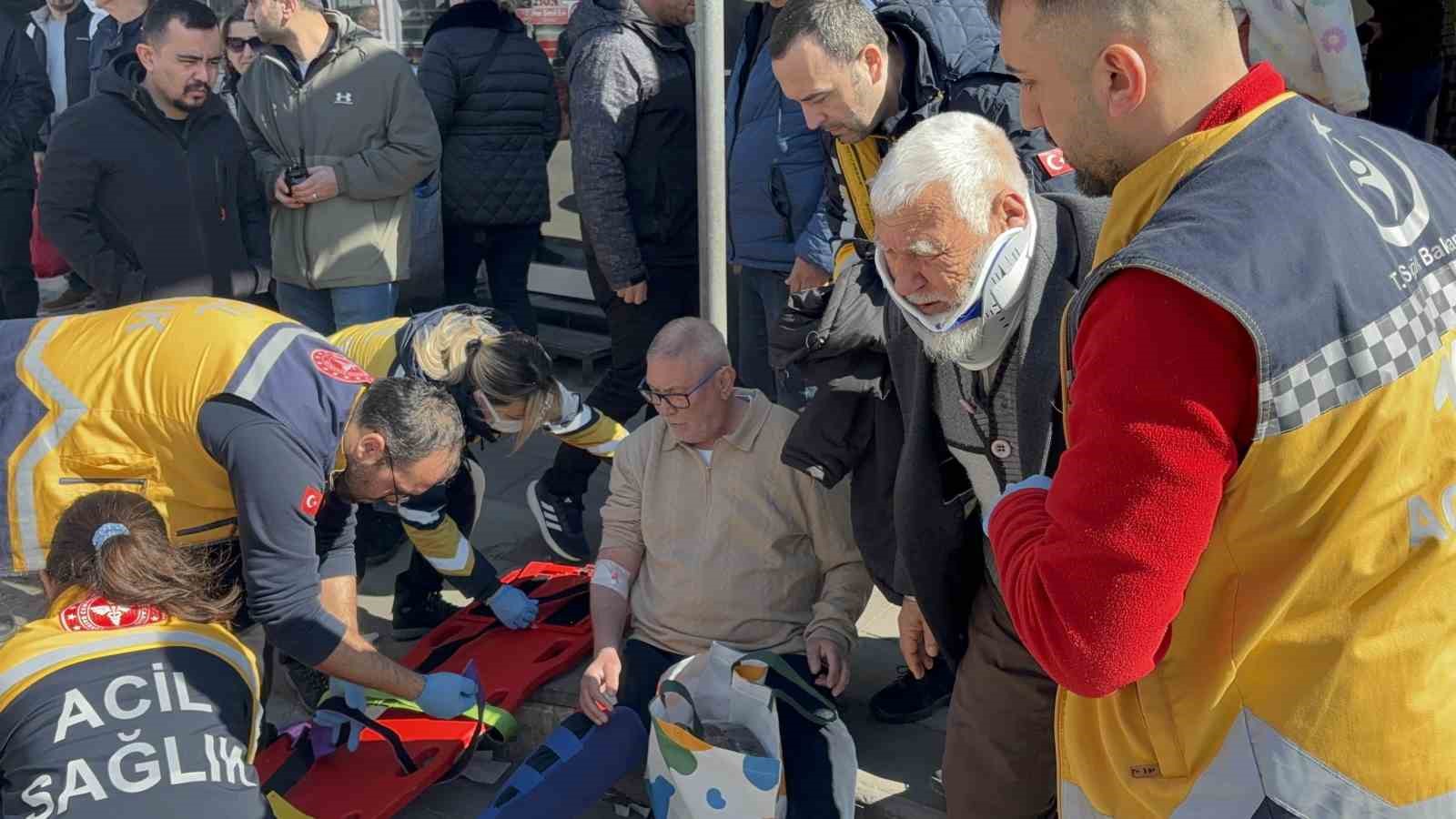 Çanakkale’de özel halk otobüsü yayaya çarptı: 8 yaralı