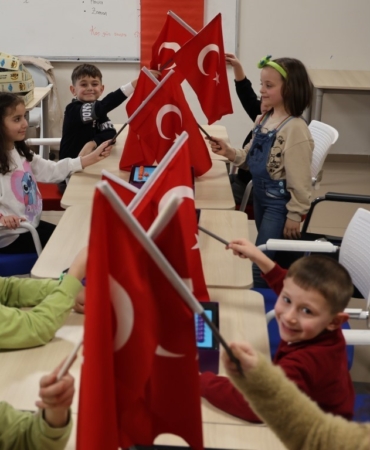 Kartepe Genç Akademi’de yeni dönem bayrak sevgisiyle başladı