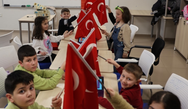 Kartepe Genç Akademi’de yeni dönem bayrak sevgisiyle başladı