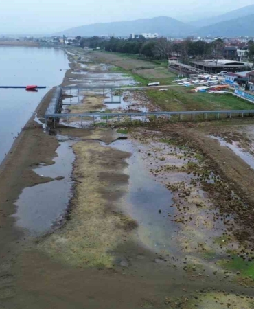 Fabrikaların tonlarca su çektiği İznik Gölü 200 metre çekildi