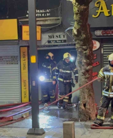 7 katlı binanın çatısında korkutan yangın