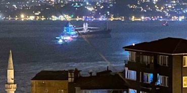Sarıyer açıklarında kurtarılan gemi bu sefer İstanbul Boğazı’nda fırtınada savruldu