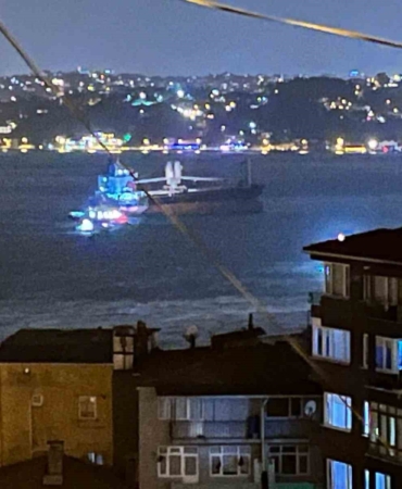 Sarıyer açıklarında kurtarılan gemi bu sefer İstanbul Boğazı’nda fırtınada savruldu